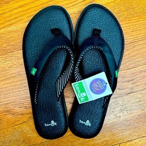 NWT Sanuk yoga mat flip flops - black